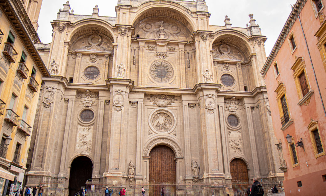 La fachada principal de la Catedral de Granada